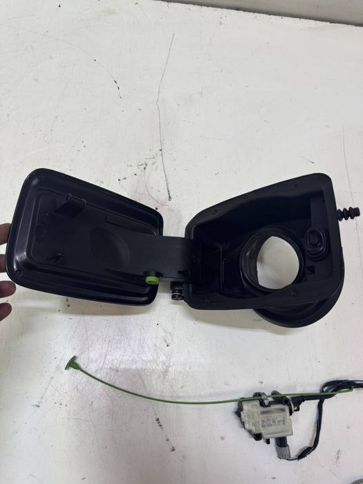 Capac usa actuator rezervor sigla portbagaj BMW Seria 3 E90 LCI