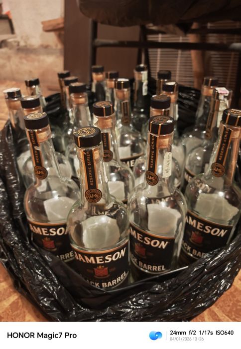 Празни бутилки  от уиски