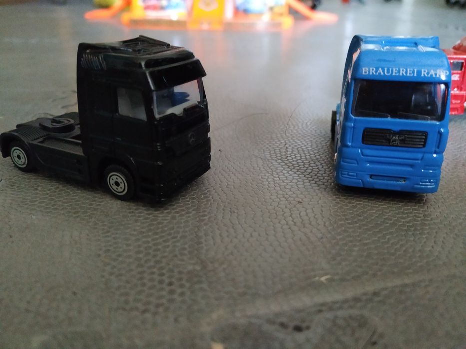 Колекционерски Трамвай, камиони на Кока Кола, влекачи Мерцедес и Ман