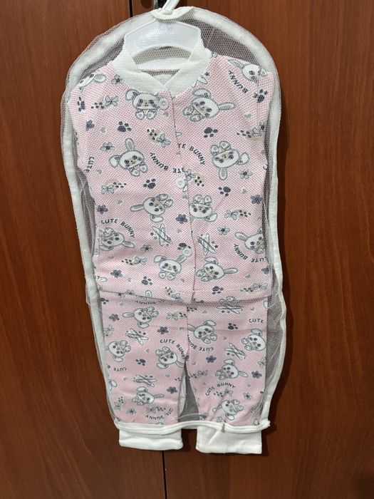 Қыз балаға киімдер сатылады