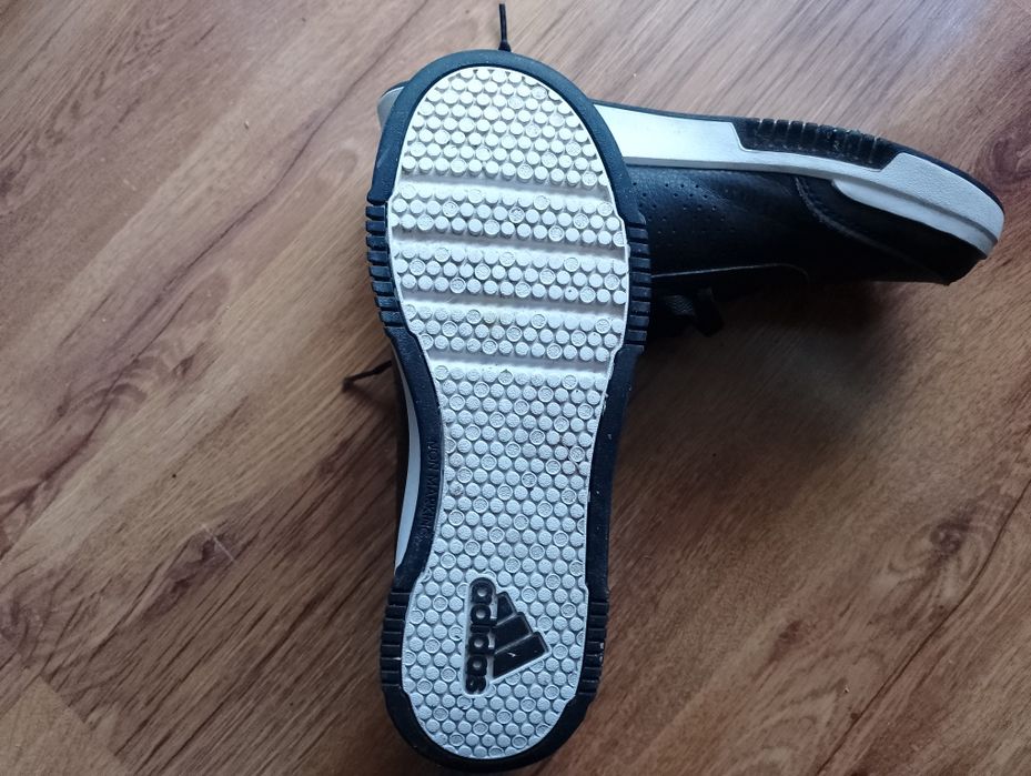 Продавам маратонки адидас