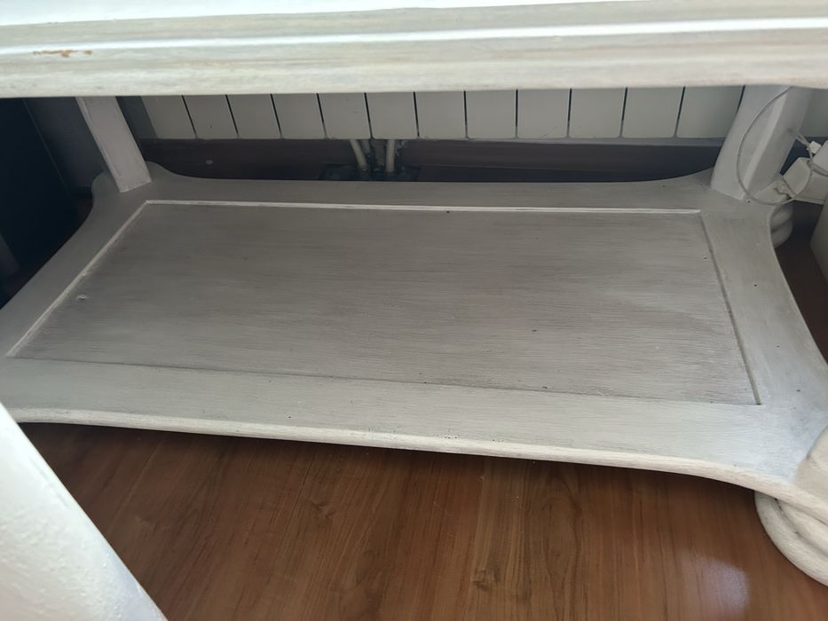 Бяла дървена маса