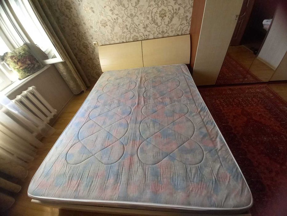 Продаю спальный гарнитур
