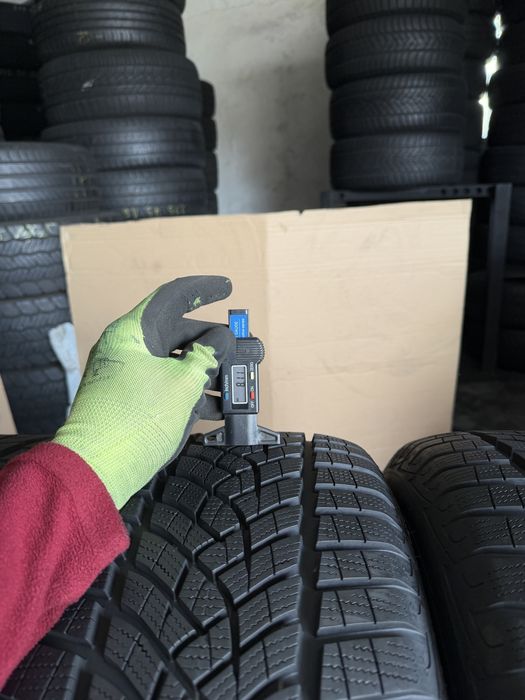 4 anvelope iarna 225/50/18 Goodyear Runflat ca noi!