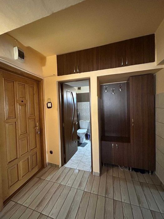 Vând apartament 2 camere, decomandat, zona Pietei