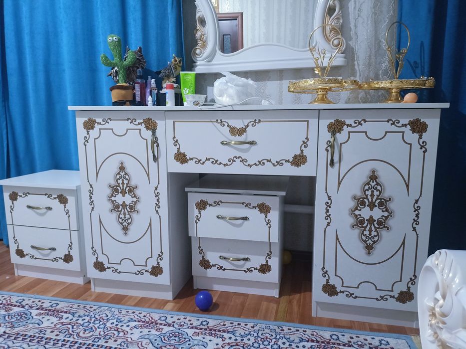 Комод с зеркалом