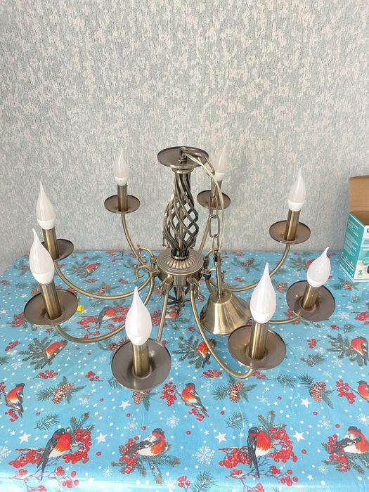 Люстры 8 и 3 рожковые с лампочками
