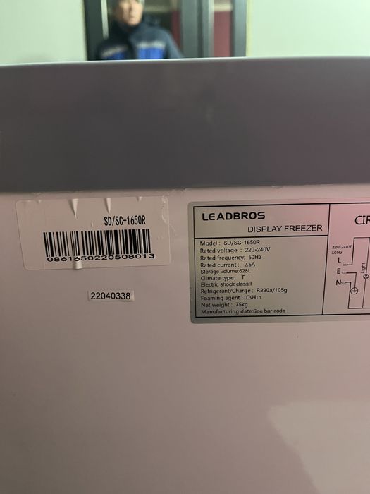 Продается новый витринный морозильник