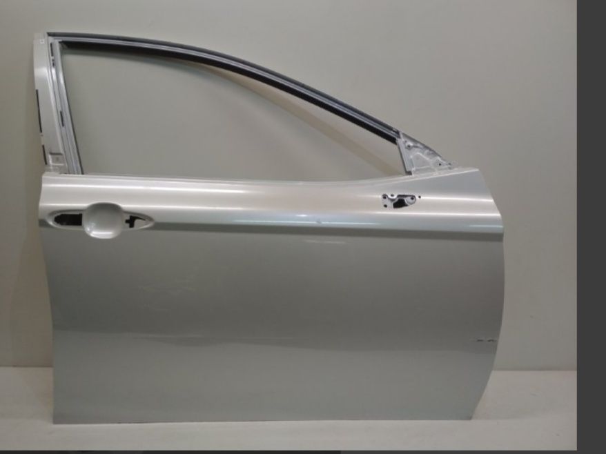 Продам переднию правую и левую дверь на Тойота камри 70