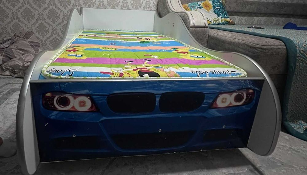 продам десткую кровать с матрасом