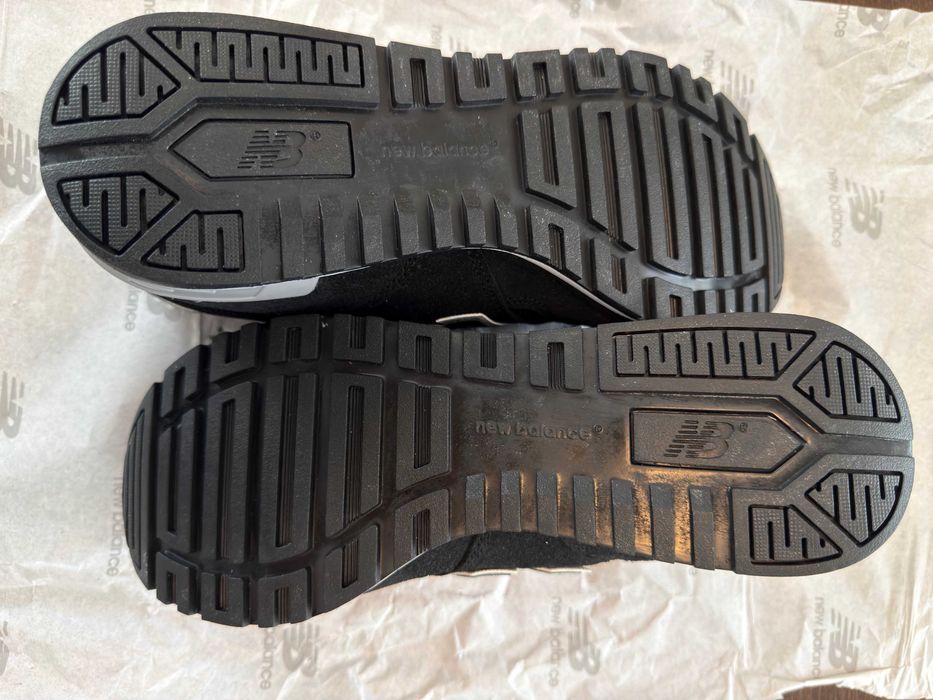 Adidasi New Balance noi, in cutie