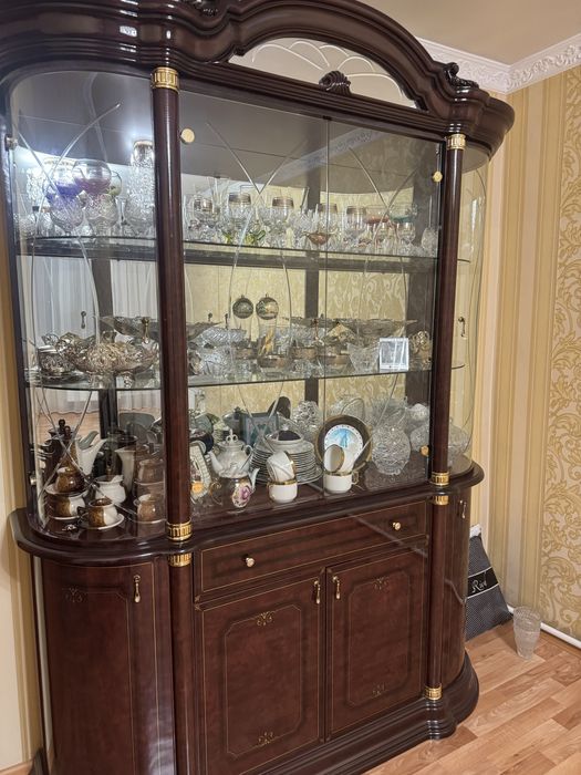 Продам Сервант Гостинный