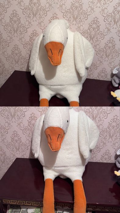 Белый плюшевый гусь