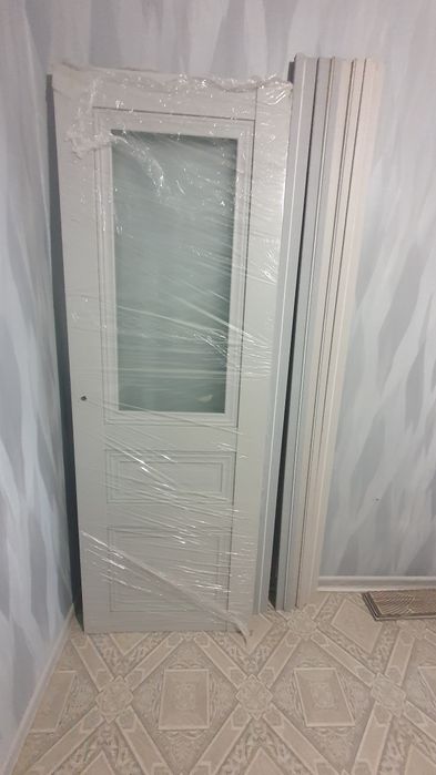 Дверь новая из дерева
