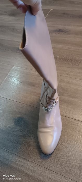 Продам кожаные сапоги Basconi