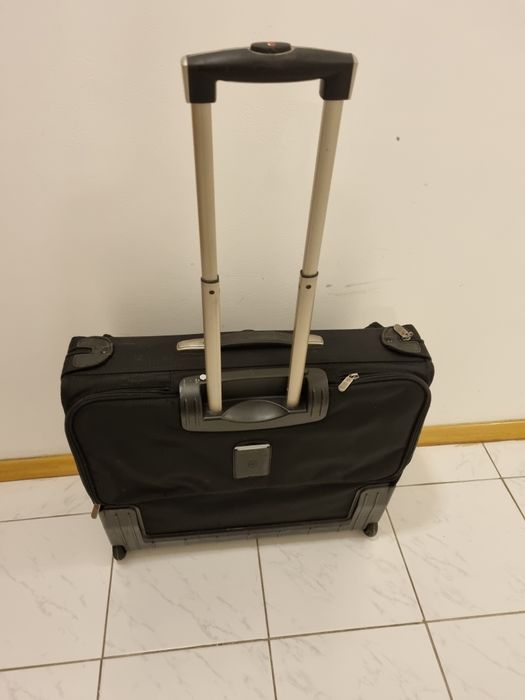 Продам  новый чемодан для костюма. Командировочный, новый, качественны