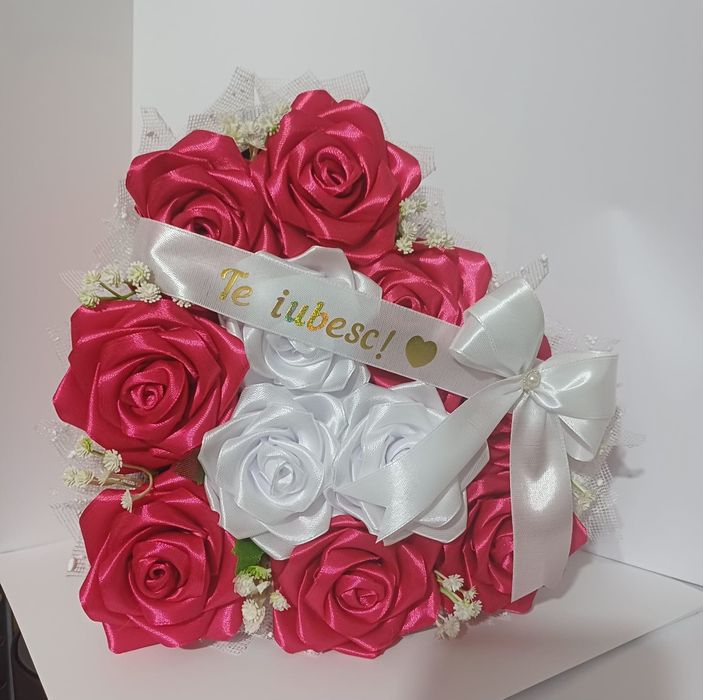 Aranjament inima cu flori din satin