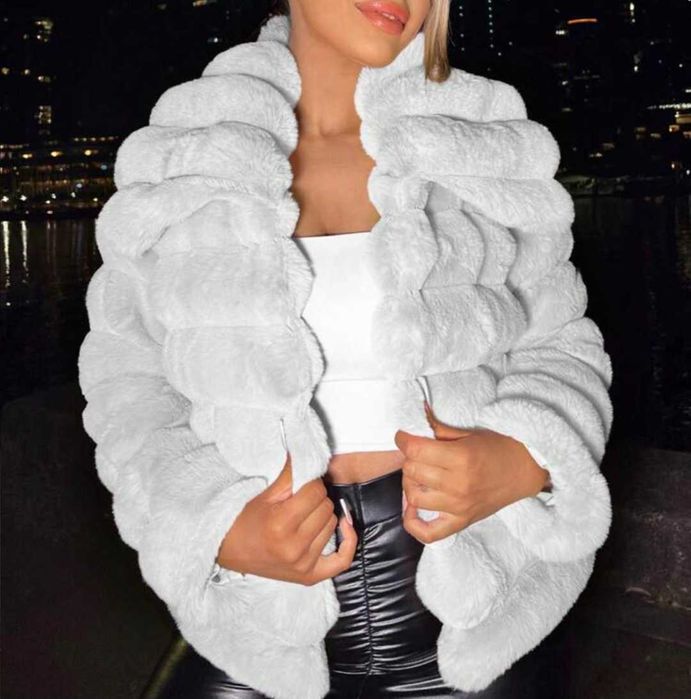 Бяло зимно палто