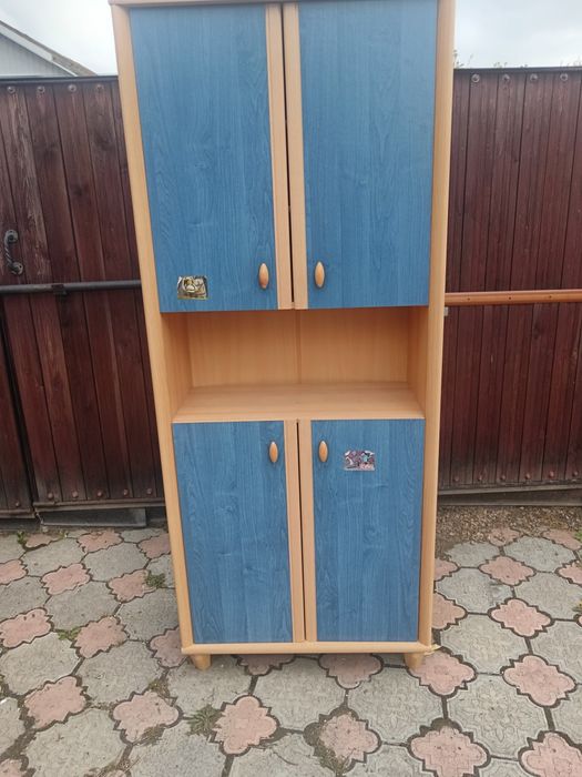 Продам шкафы и стол