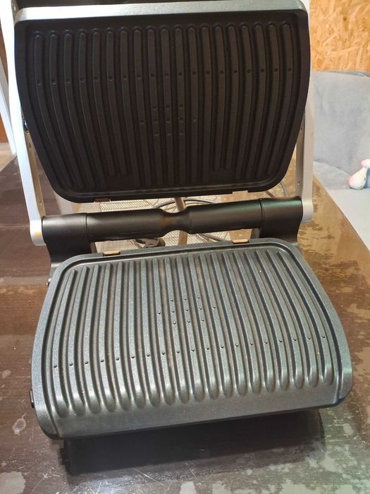 Продавам грил Tefal OptiGrill+ почти нов малко използван има степени на изпичане и ръчен режим цена 80 евро