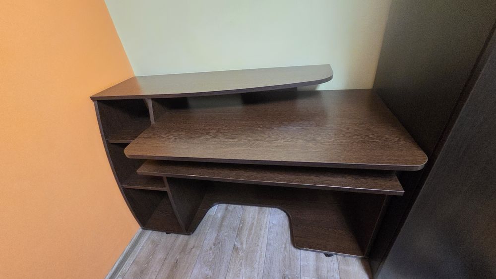 Birou wenghe cu polita pentru monitoare
