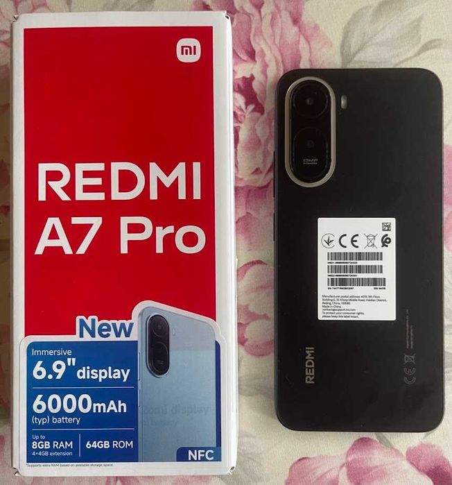 4 телефона IPHONE и нов Xiaomi Redmi A7 Pro Телефона е разпечатан е за снимките