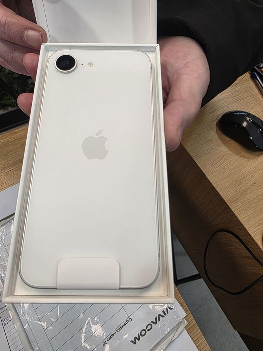Iphone 16 e ЧИСТО НОВ