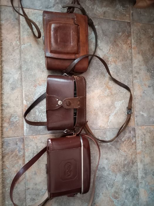 Три стари фотоапарата с мех