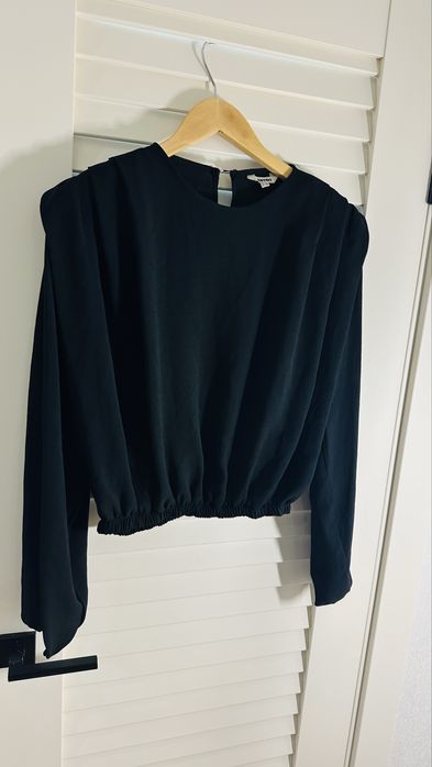 Продается черная блузка с плечиками