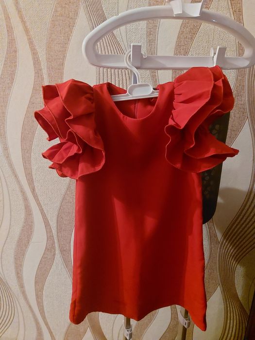 продам платья  для девочки  3-7лет нарядные