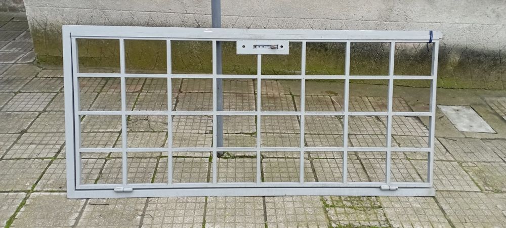 Метална преграгна входна врата