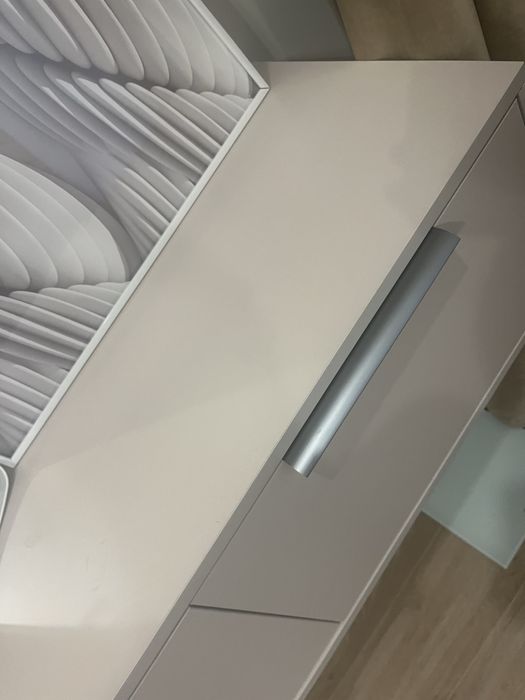 Зеркало, столик, комод