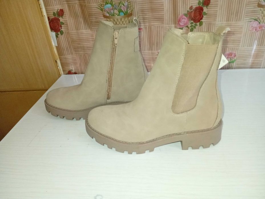 Дамски боти от изкуствен велур, 41 номер. Светло бежави. Нови.