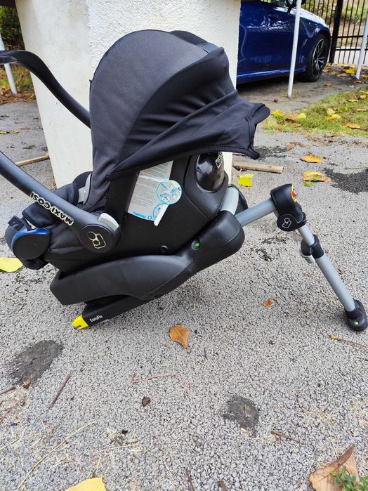 Maxi Cosi кошница за кола с Isofix база