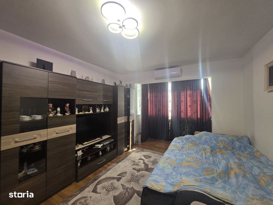 Vand 2 camere zona Astra cu vedere spre Tampa si aer conditionat