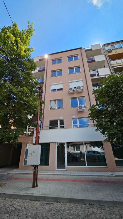 Продавам паркомясто