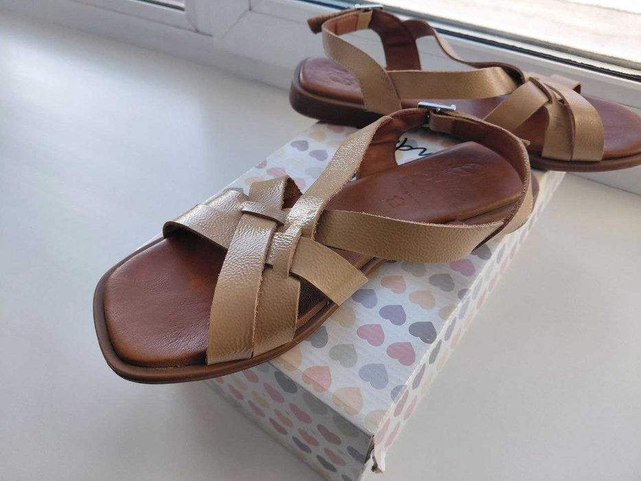 Кроссовки. Босоножки. Туфли