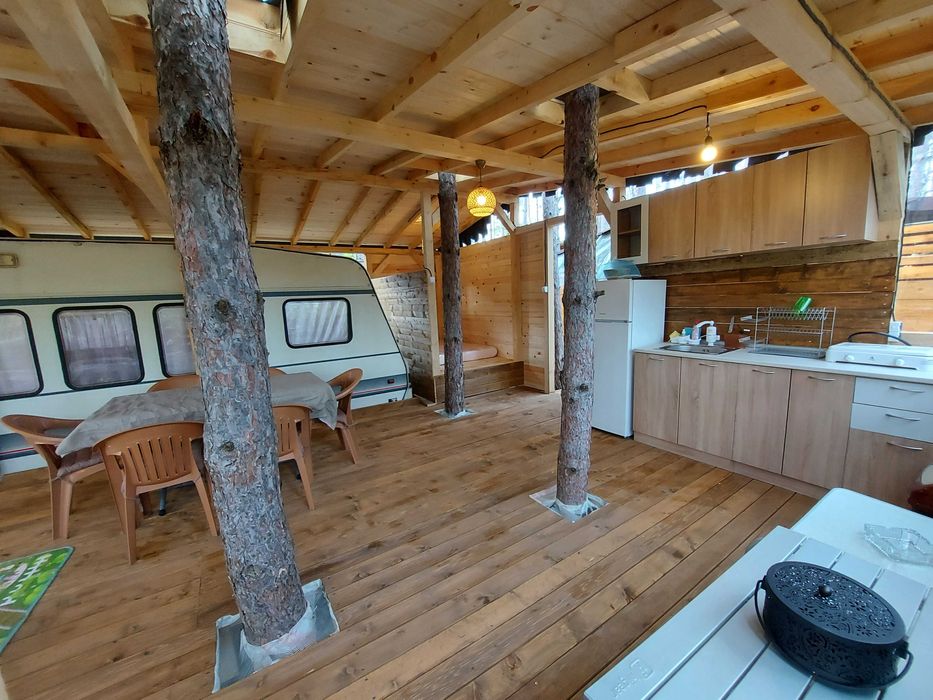 Стационарна Каравана с Веранда на къмпинг "Якото Място"