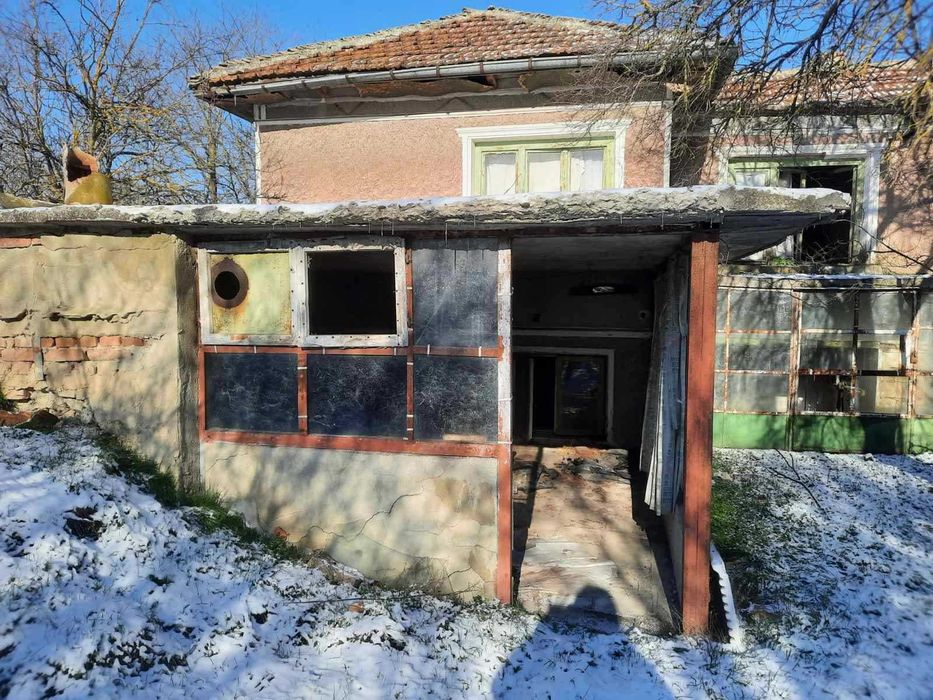 Продава се дворно място със стара къща  с. Неофит Рилски