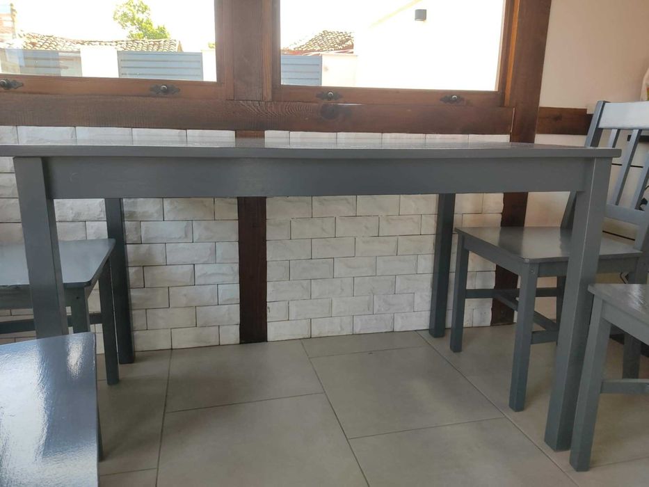 Дървена маса със столове