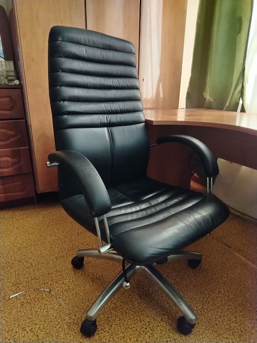 Офисное кресло и стол