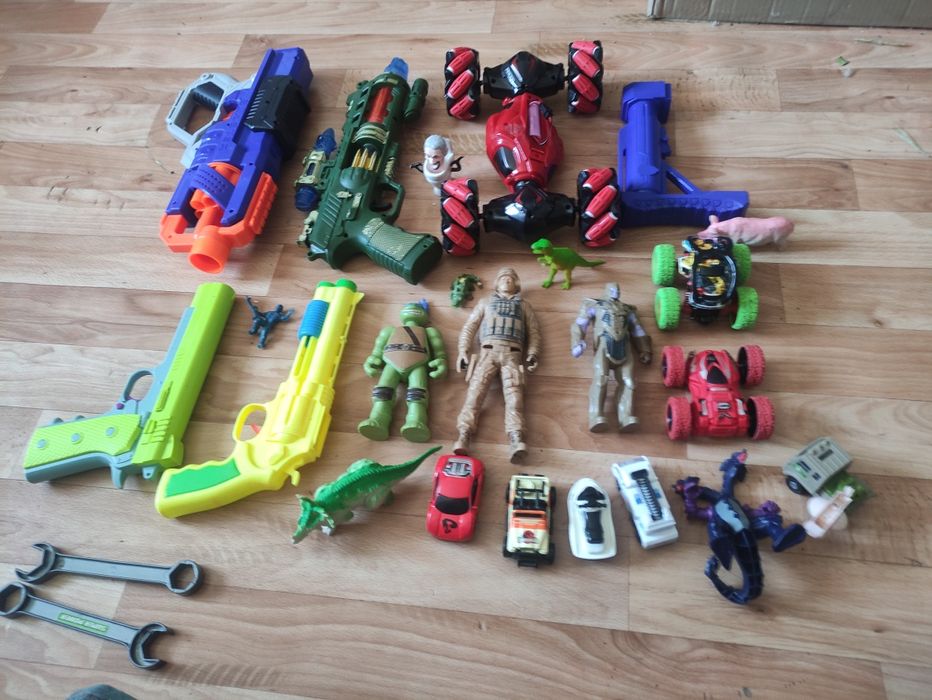 Продам игрушки для мальчиков