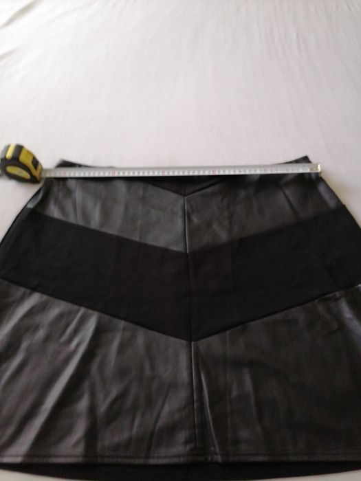 Черна кожена пола за смели и богати на размер дами.