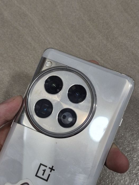 Продам OnePlus 12