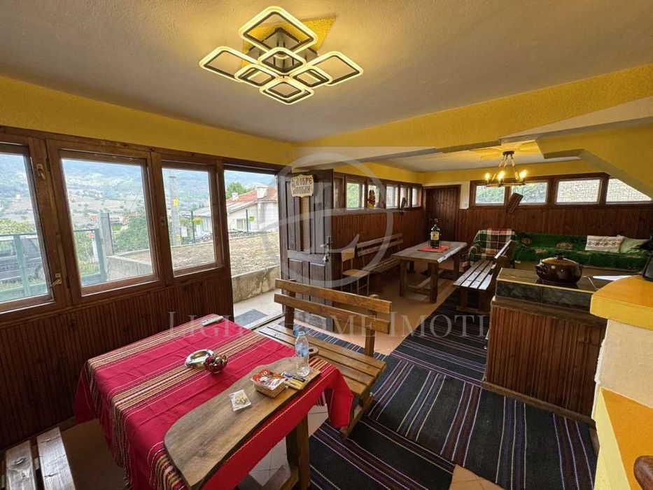 Реф. 2884 Отремонтирана Двуетажна къща с гараж и двор с. Павелско