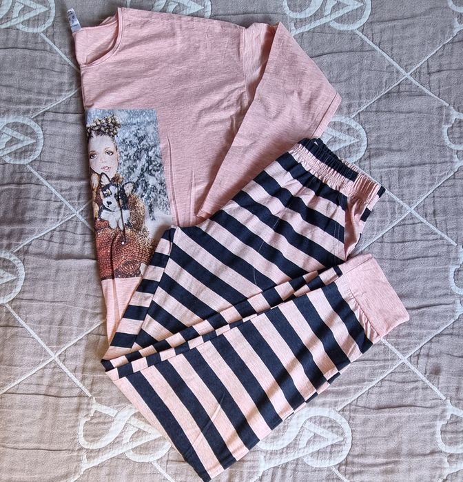 Pijama cu mâneci lungi de culoare roz.