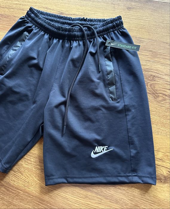 Мъжки,полиамидни тъмно сини къси панталонки Nike с бродирано лого и ципове на джобовете