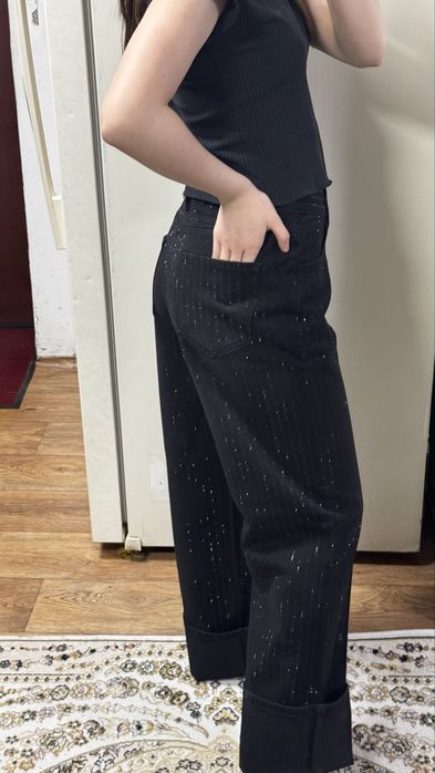 Блестящие джинсы как раз в моде