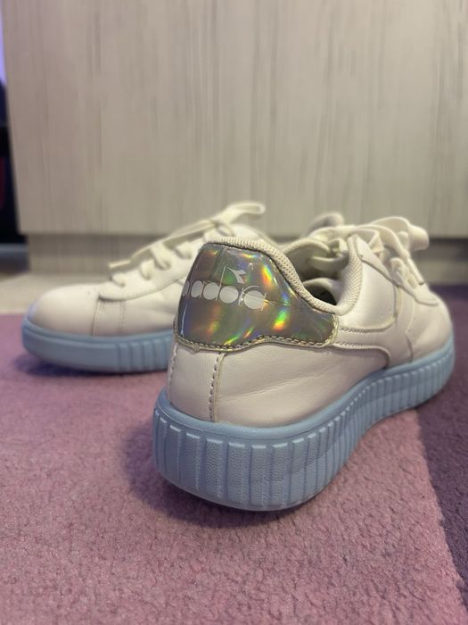 Бели кожени дамски маратонки Диадора 37 номер