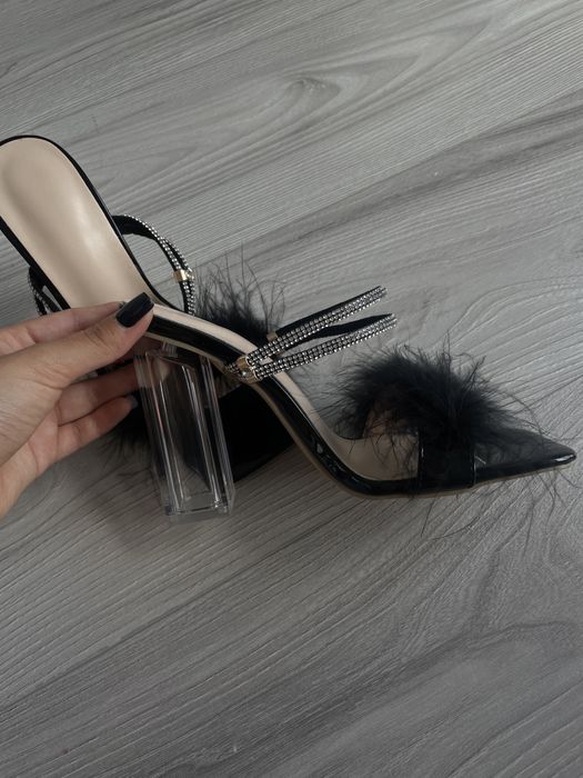 Sandale cu toc pătrat și pene
